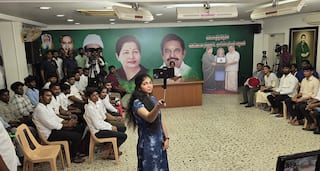 அதிமுக ஆர்ப்பாட்டம்: திமுக அரசின் மடிக்கணினி திட்டம் குறித்து பரபரப்பு குற்றச்சாட்டு- பாரபட்சமின்றி வழங்க கோரிக்கை!