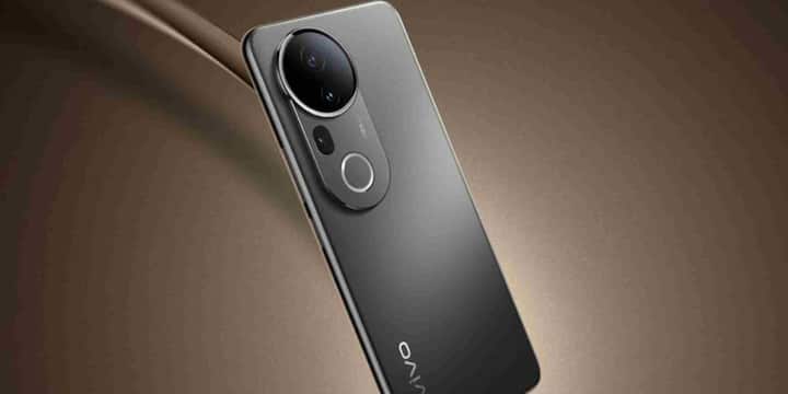 Vivo T4 Ultra उन लोगों को पसंद आ सकता है जो स्मूद गेमिंग के साथ-साथ स्टेबल परफॉर्मेंस चाहते हैं. इसमें MediaTek Dimensity 9300+ प्रोसेसर दिया गया है जो नए जमाने के हैवी गेम्स को आसानी से संभाल लेता है. AMOLED डिस्प्ले काफी ब्राइट है और आउटडोर गेमिंग के दौरान भी स्क्रीन साफ दिखाई देती है. Android 15 पर आधारित Funtouch OS 15 फोन को लेटेस्ट फीचर्स के साथ अपडेटेड रखता है. इसकी 5500mAh बैटरी और 90W फास्ट चार्जिंग इसे रोजमर्रा के इस्तेमाल और गेमिंग दोनों के लिए बैलेंस्ड ऑप्शन बनाती है.