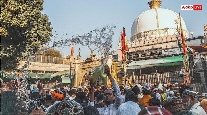 राजस्थान के अजमेर शरीफ में उर्स का आयोजन हर साल इस्लामिक कैलेंडर के अनुसार, रजब महीने मनाया जाता है. उर्स का आयोजन ख्वाजा मोईनुद्दीन चिश्ती की पुण्यतिथि के रूप में होता है.