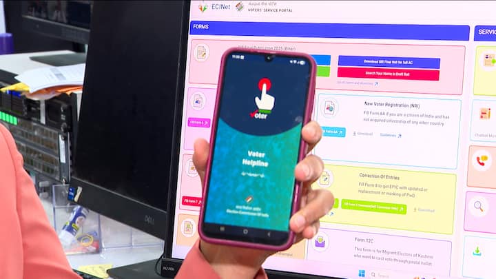 প্রায় দেড় মাস SIR পর্ব চলার পর খসড়া ভোটার তালিকা প্রকাশ করল নির্বাচন কমিশন। পাশাপাশি কাদের নাম বাদ গেল, সেই তালিকাও প্রকাশ করা হয়েছে। খসড়া ভোটার তালিকায় নাম রয়েছে ৭ কোটি ৮ লক্ষ ১৬ হাজার ৬৩১ জনের। অন্যদিকে, ৫৮ লক্ষ ২০ হাজার ৮৯৯ জন ভোটারের নাম তালিকা থেকে বাদ গেছে।