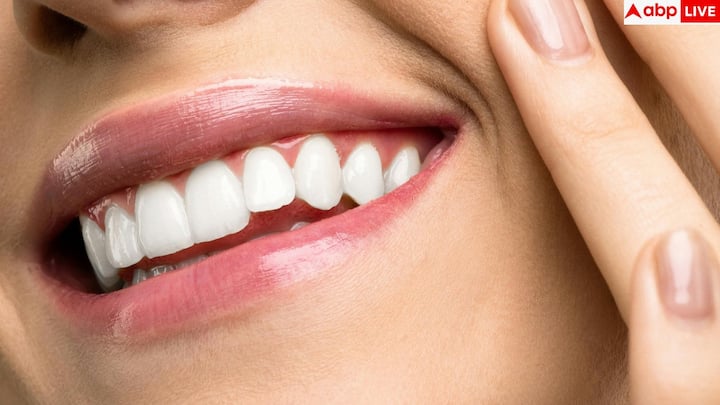 सबसे ऊपर आते हैं चिपचिपे और ज्यादा मीठे खाद्य पदार्थ. चॉकलेट, टॉफी, कैरामेल और यहां तक कि किशमिश जैसे ड्राई फ्रूट्स भी दांतों में लंबे समय तक चिपके रहते हैं, जिससे बैक्टीरिया को पनपने का पूरा मौका मिल जाता है.