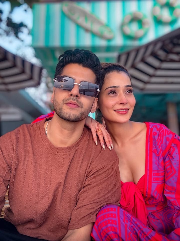 सारा और कृष अपनी शादी को लेकर काफी सुर्खियों में हैं. बता दें सारा की ये दूसरी शादी है. पहली शादी उन्होंने बिग बॉस के घर में अली मर्चेंट से की थी.