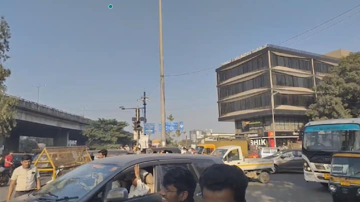 आग लागल्याची माहिती मिळताच चालकाने तत्काळ बस रस्त्याच्या कडेला थांबवली आणि वाहतूक पोलिसांना व अग्निशमन दलाला याची माहिती दिली. घटनेनंतर काही वेळातच अग्निशमन दलाचे बंब घटनास्थळी दाखल झाले.