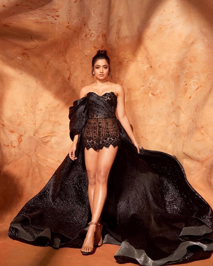 विजय देवरकोंडा की टीम की तरफ से कंफर्म कर दिया गया है कि रश्मिका मंदाना के संग उन्होंने सगाई कर ली है. रिपोर्ट के अनुसार दोनों पिछले 7 साल से रिलेशनशिप में हैं.