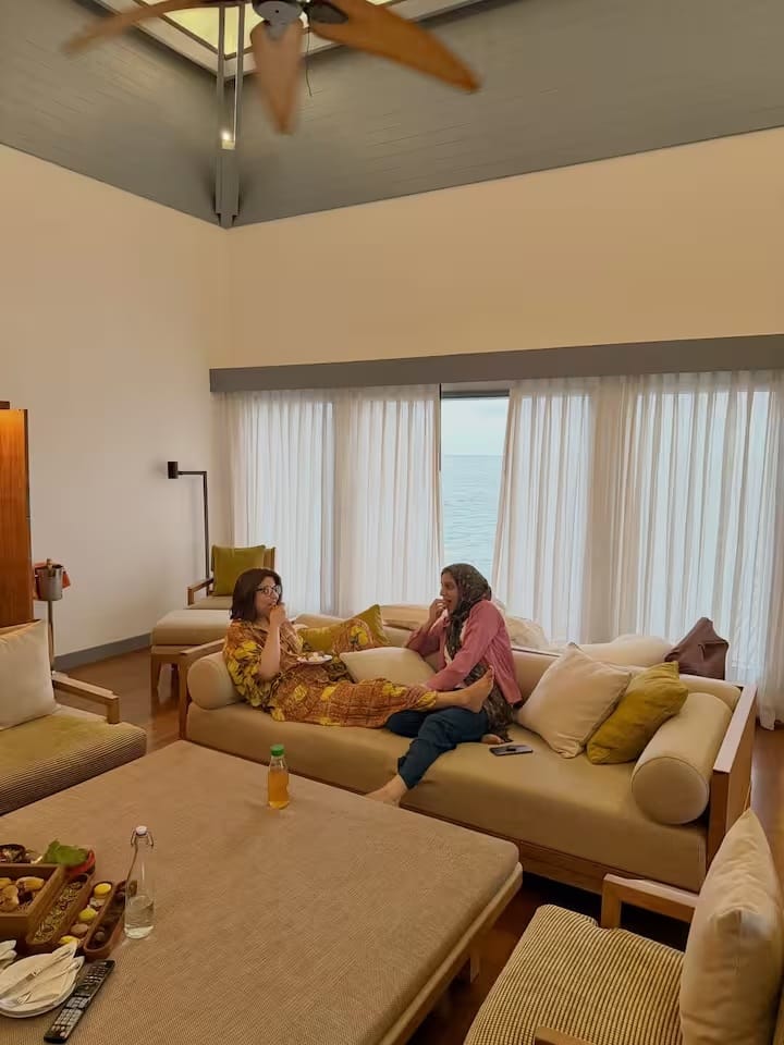 एक अन्य तस्वीर में, मालदीव का आसमान हल्का बादलों से घिरा है, और उसके पीछे फैला विशाल समुद्र मन को सुकून देता है। ये तस्वीरें मालदीव की उनकी यात्रा की एक यादगार झलक पेश करती हैं। उनका स्टाइलिश और ग्लैमरस लुक उनके प्रशंसकों के बीच बेहद लोकप्रिय है। अपने फैशन सेंस और खूबसूरत मुस्कान से हिना हर तस्वीर में प्रशंसकों को मंत्रमुग्ध कर देती हैं।