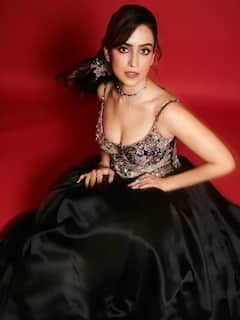 Hot Look: સાન્યા મલ્હોત્રા દેખાઇ આઉટફિટમાં, સ્લીવલેસ સ્ટ્રેપી ગાઉનમાં લાગી સ્ટનિંગ