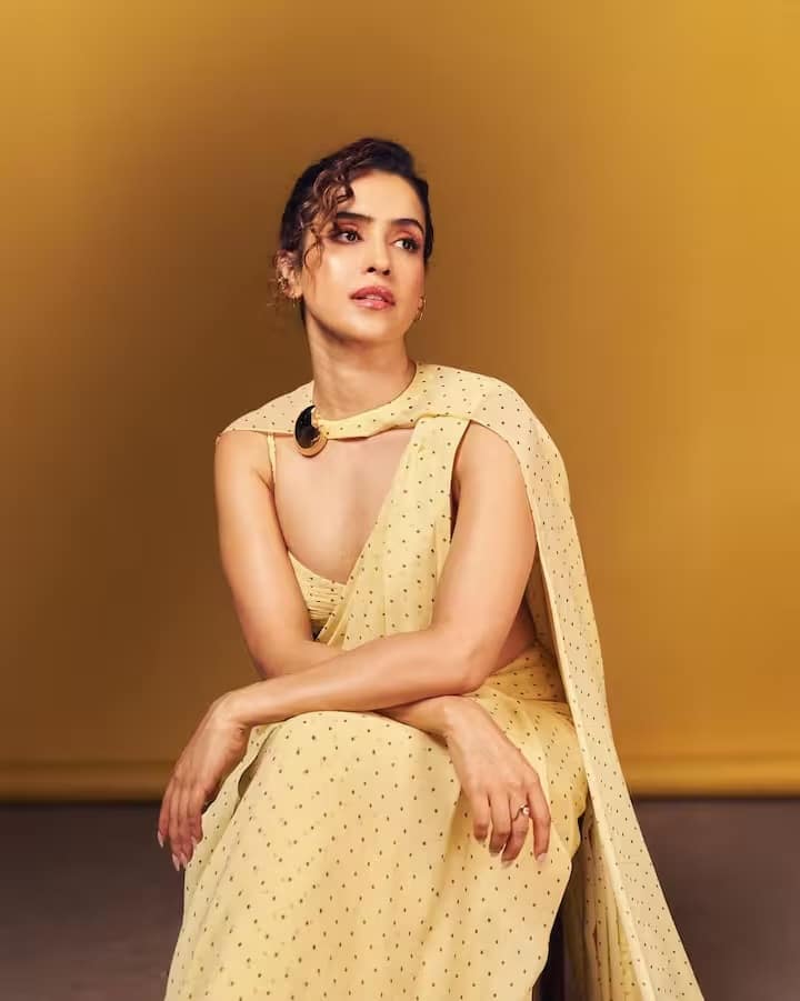 इस तस्वीर में सान्या का आत्मविश्वास और बहुमुखी प्रतिभा उनकी आने वाली परियोजनाओं में भी झलकती है। वह जल्द ही तमिल फिल्म 'ओ रोमियो' से एक नए क्षेत्र में कदम रखने जा रही हैं। उनकी ताजगी भरी और युवा छवि 'है जवानी तो इश्क होना है' में देखने को मिलेगी।