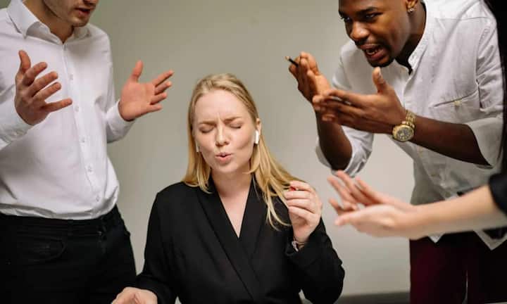 दरअसल सुप्रीम कोर्ट की बेंच जिसमें जस्टिस जी. के. माहेश्वरी और जस्टिस विजय बिश्नोई शामिल थे, उन्होंने साफ कहा कि पीड़ित महिला को शिकायत दर्ज कराने के लिए आरोपी के डिपार्टमेंट की आईसीसी के पास जाने की जरूरत नहीं है. महिला अपने ही वर्कप्लेस की आईसीसी में शिकायत दर्ज करा सकती है. भले ही आरोपी किसी दूसरे डिपार्टमेंट या कंपनी में काम करता हो.