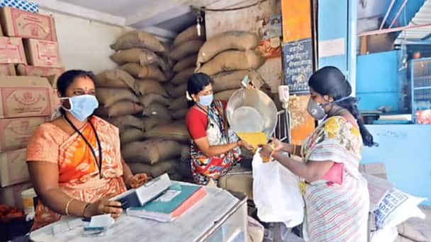 જનતાની સુવિધાને ધ્યાનમાં રાખીને સરકારના ખાદ્ય અને ગ્રાહક સુરક્ષા વિભાગે રેશનકાર્ડ પ્રક્રિયા સંપૂર્ણપણે ઓનલાઈન કરી છે. હવે, લોકોને લાંબી કતારોમાં ઊભા રહેવાની કે ઓફિસોમાં જવાની જરૂર રહેશે નહીં. રેશનકાર્ડ માટે અરજી કરવા માટે ઘરે બેઠા જ થોડી ક્લિક્સ કરી શકાય છે.