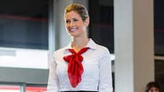 એર હોસ્ટેસ ગળામાં કેમ પહેરે છે સ્કાર્ફ, તમે પણ જાણીને ચોંકી જશો