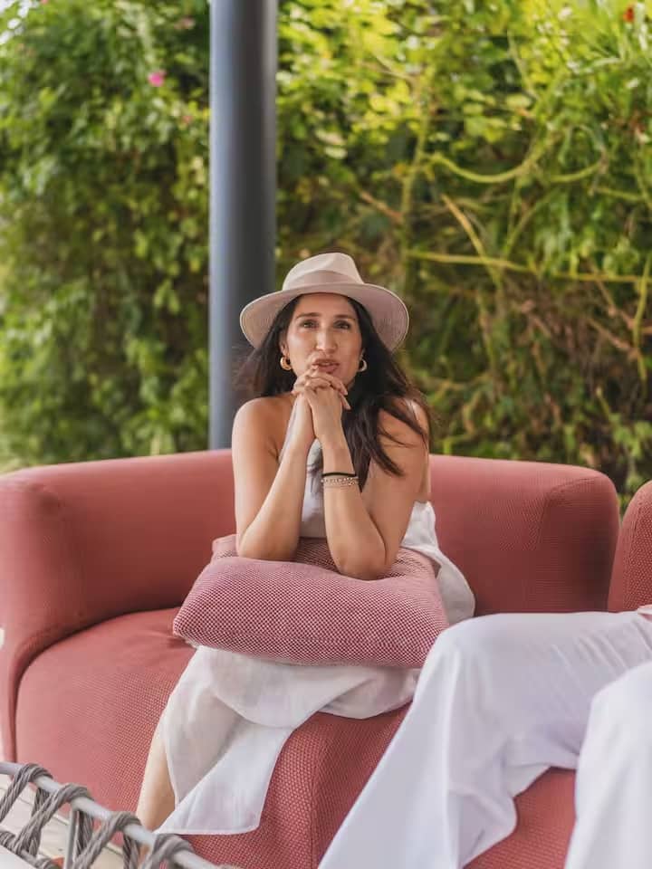 भारतीय क्रिकेट टीम के पूर्व तेज गेंदबाज जहीर खान की पत्नी, अभिनेत्री सागरिका घाटगे इन दिनों फिल्मों में कम ही नजर आती हैं, लेकिन वह सोशल मीडिया पर अपनी जिंदगी के बारे में अक्सर अपडेट शेयर करती रहती हैं। हाल ही में, सागरिका ने इंस्टाग्राम पर अपनी छुट्टियों की कुछ शानदार तस्वीरें साझा कीं, जिन्हें उनके प्रशंसकों ने खूब पसंद किया।