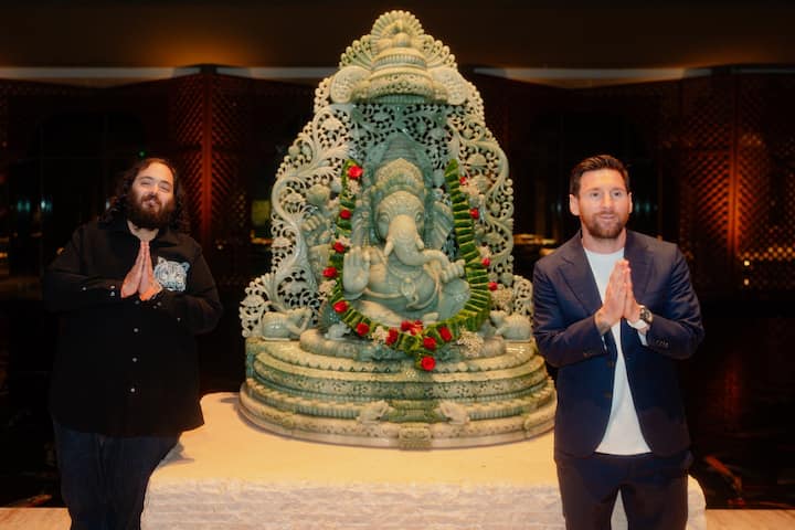 সোমবারই তাঁর নয়াদিল্লি থেকে ফিরে যাওয়ার কথা ছিল। তবে হঠাৎই আম্বানিদের আমন্ত্রণে সূচিতে বদল।