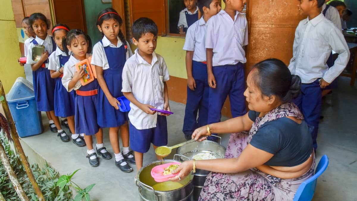 बिहार: अंडे हुए महंगे और बजट वही, सरकारी स्कूलों में मिड डे मील पर संकट, शिक्षक परेशान