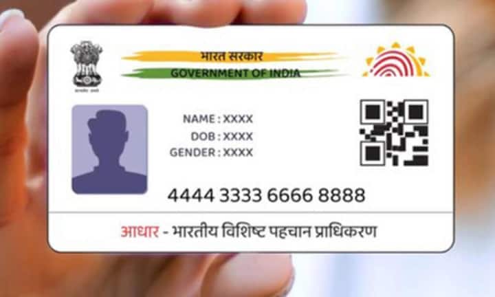 UIDAI ના નિયમો અનુસાર, 5 વર્ષથી નાની ઉંમરના બાળકોના આધાર કાર્ડમાં તેમના બાયોમેટ્રિક્સ (જેમ કે ફિંગરપ્રિન્ટ અને આંખની કીકીનું સ્કેન) લેવામાં આવતા નથી; તેને માત્ર ફોટા અને વાલીની વિગતોના આધારે બનાવવામાં આવે છે, જેને 'બાલ આધાર' કહેવાય છે. પરંતુ જ્યારે બાળક 5 વર્ષનું થાય, ત્યારે તેના શારીરિક ફેરફારોને કારણે પ્રથમ બાયોમેટ્રિક અપડેટ અનિવાર્ય બને છે.