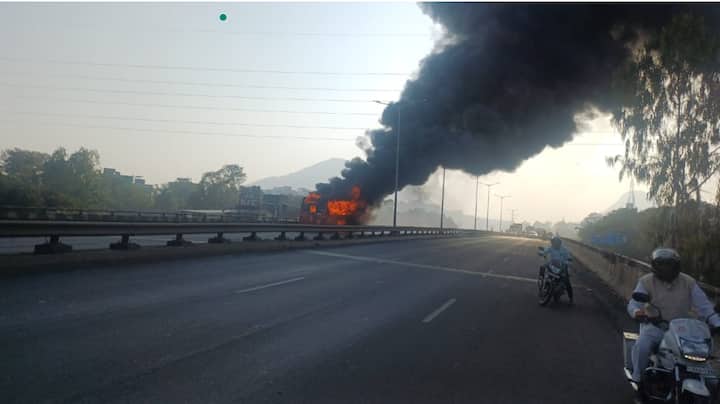 नाशिकच्या पाथर्डी फाटा परिसरातील उड्डाण पुलावर एसटी महामंडळाच्या बसला अचानक आग लागल्याची घटना मंगळवारी घडली.