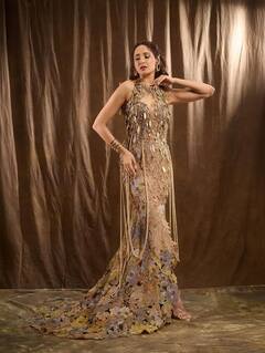 બેકલેસ ગોલ્ડન ગાઉનમાં પ્રજ્ઞા જયસ્વાલે જોઈ ફેન્સ થયા ક્રેઝી