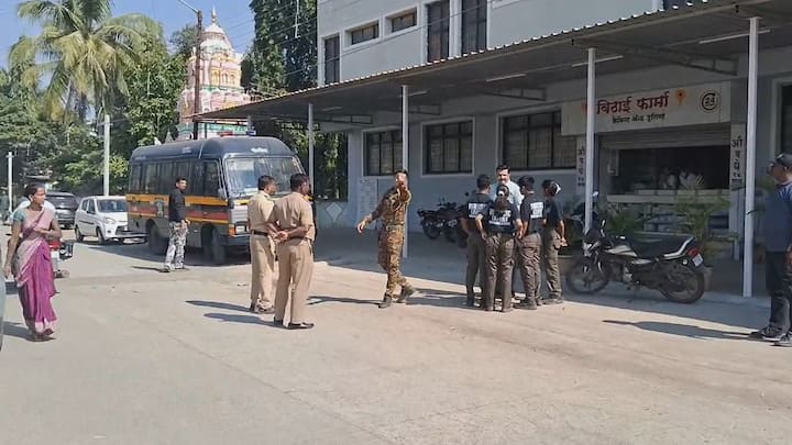 Tuljapur News : तुळजापूर (Tuljapur)  जिल्ह्यात दोन गटात झालेल्या तुफान हाणामारी आणि गोळीबारीच्या घटनेबाबत नवी माहिती समोर आली आहे. दोन गटात झालेल्या राड्यातून हवेत गोळीबार झाल्यानंतर या प्रकरणाच्या तपासासाठी  फॉरेन्सिक टीम घटनास्थळी दाखल झाली आहे. तर गोळीबार प्रकरणानंतर दोन संशयितांना देखील पोलिसांनी ताब्यात घेतलंय.