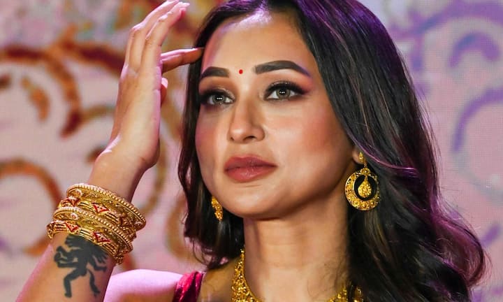 बंगाली सिनेमा की चर्चित एक्ट्रेस, सिंगर और पूर्व सांसद मिमी चक्रवर्ती को भी ब्यूटी विद ब्रेन कहा जाता है. मिमी चक्रवर्ती ने 2019 में जादवपुर लोकसभा सीट से जीत दर्ज कर राजनीति में कदम रखा. तृणमूल कांग्रेस से जुड़ी में मिमी चक्रवर्ती राजनीति में आने से पहले मॉडलिंग, टीवी और फिल्मों में सक्रिय रही है. फेमिना मिस इंडिया में हिस्सा लेने वाली मिमी ने अपने एक्टिंग करियर की दुनिया से निकल कर संसद तक का सफर तय किया.