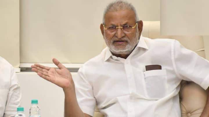 शासकीय सदनिका घोटाळ्यात न्यायालयाने दोन वर्षांची शिक्षा सुनावल्यामुळे माणिकराव कोकाटे यांची दोन्ही खाती काढून घेण्यात आली आहे.