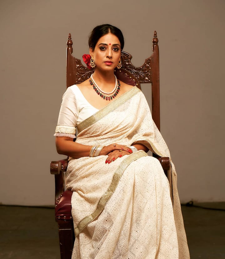 एक इंटरव्यू में उन्होंने कहा कि इंडस्ट्री में कास्टिंग काउच मौजूद है, लेकिन यह हर जगह नहीं होता और हर एक्टर के साथ नहीं. उन्होंने साफ कहा कि कई बार परिस्थितियां, समझौते और खुद के फैसले भी भूमिका निभाते हैं. उनकी स्पष्ट और बिना घुमाव-फिराव वाली बातों ने उन्हें सुर्खियों में रखा और यह टैग दिलाया.