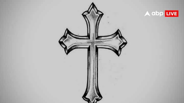 क्रॉस टैटू ईसाई धर्म में बलिदान और मुक्ति का प्रतीक माना जाता है. अलग-अलग कल्चर में क्रॉस का अपना महत्व है. उदाहरण के लिए देखा जाए तो सेल्टिक क्रॉस आयरिश विरासत का सम्मान करते हैं.
