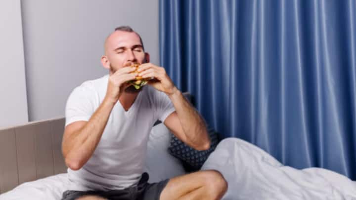 কিন্তু নৈশভোজের পর সঙ্গে সঙ্গে শুয়ে পড়া উচিত নয় বলে মত চিকিৎসকদের। এতে শরীরে হাজারো সমস্যা দেখা দেয় বলে মত তাঁদের।