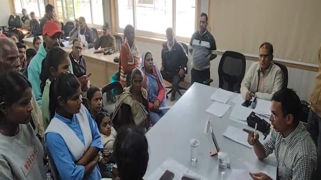 damoh guest teacher dismissal students confrontation with collector controversy government school ann MP: दमोह में गेस्ट शिक्षक की बर्खास्तगी पर बवाल, अपने टीचर के लिए कलेक्टर से भिड़ीं छात्राएं