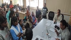 एमपी: दमोह में गेस्ट शिक्षक की बर्खास्तगी पर बवाल, अपने टीचर के लिए कलेक्टर से भिड़ीं छात्राएं