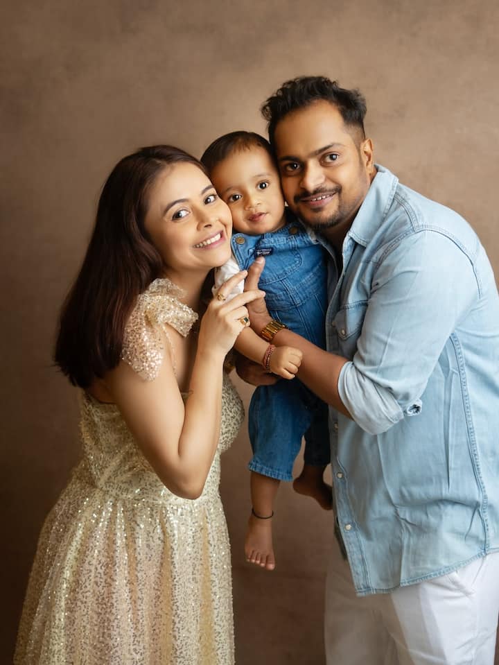 टीवी की फेमस एक्ट्रेस देवोलीना भट्टाचार्जी जिन्हें साथ निभाना साथिया में गोपी के रोल के लिए जाना जाता है आज अपने बेटे जॉय के पहले बर्थडे पर बहुत खुश हैं.