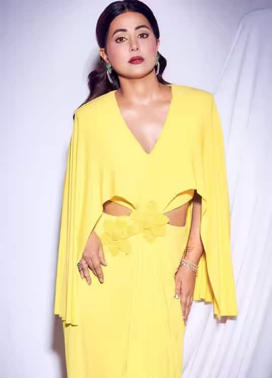 हिना खान कूल टोन वाले डेनिम को-ऑर्ड सेट में बेहद खूबसूरत लग रही हैं, जो निश्चित रूप से सबका ध्यान आकर्षित करेगा। क्रॉप टॉप और फिटेड स्कर्ट में टेक्सचर्ड डिटेलिंग है, जो आउटफिट को मॉडर्न और क्लासी लुक देती है। स्टेटमेंट हील्स और सॉफ्ट ग्लैम मेकअप के साथ, यह लुक 2026 में स्टाइलिश एंट्री के लिए एकदम परफेक्ट है।