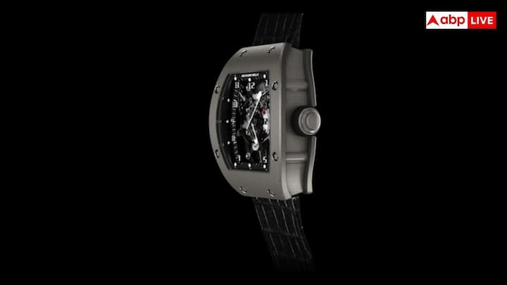 इस घड़ी में पूरी तरह से स्केलेटनाइज्ड डायल है. इसका मतलब है कि अंदर के मैकेनिक्स सामने से दिखाई देते हैं. टाइम बताने के अलावा इस घड़ी में पावर रिजर्व इंडिकेटर, टॉर्क इंडिकेटर और एक टाइटेनियम बेस प्लेट भी है.