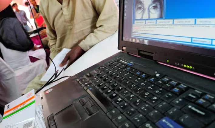 UIDAI ના નિયમો અનુસાર, 5 વર્ષથી ઓછી ઉંમરના બાળકો માટે ફિંગરપ્રિન્ટ્સ અને આઇરિસ સ્કેન લેવામાં આવતા નથી. તેથી જ્યારે બાળક 5 વર્ષનું થાય ત્યારે ફરજિયાત બાયોમેટ્રિક અપડેટ જરૂરી છે. તેવી જ રીતે 15 વર્ષની ઉંમરે બીજું બાયોમેટ્રિક અપડેટ ફરજિયાત છે, જે ખાતરી કરે છે કે આધાર લાંબા સમય સુધી ઉપયોગી રહે છે.