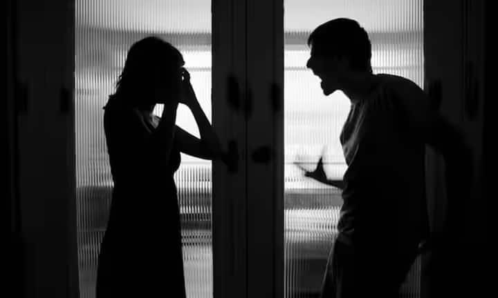 તાજેતરમાં, સુપ્રીમ કોર્ટે કાર્યસ્થળ પર જાતીય સતામણીના કેસોમાં એક મહત્વપૂર્ણ અને સ્પષ્ટ ચુકાદો આપ્યો હતો. કોર્ટે જણાવ્યું હતું કે જો કોઈ મહિલાને તેના કાર્યસ્થળ પર કોઈ એવા વ્યક્તિ દ્વારા જાતીય સતામણી કરવામાં આવે છે જે તેના વિભાગ કે કંપનીનો કર્મચારી નથી, તો પણ તે PoSH એક્ટ હેઠળ તેના કાર્યસ્થળની આંતરિક ફરિયાદ સમિતિ સમક્ષ ફરિયાદ નોંધાવી શકે છે. આ નિર્ણય PoSH એક્ટના અર્થઘટનને વધુ મજબૂત બનાવવા માટે માનવામાં આવે છે.