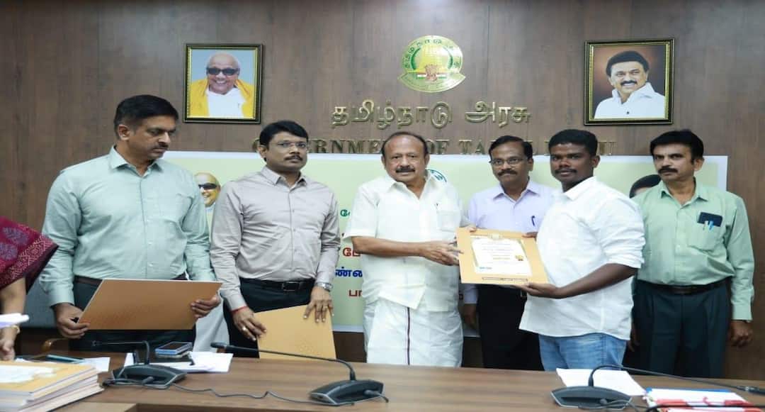 கரும்பு விவசாயத்தில் சாதனை: வெளிநாட்டு கனவை உதறி, ஏக்கருக்கு 2 லட்சம் லாபம் ஈட்டிய இளைஞர்!