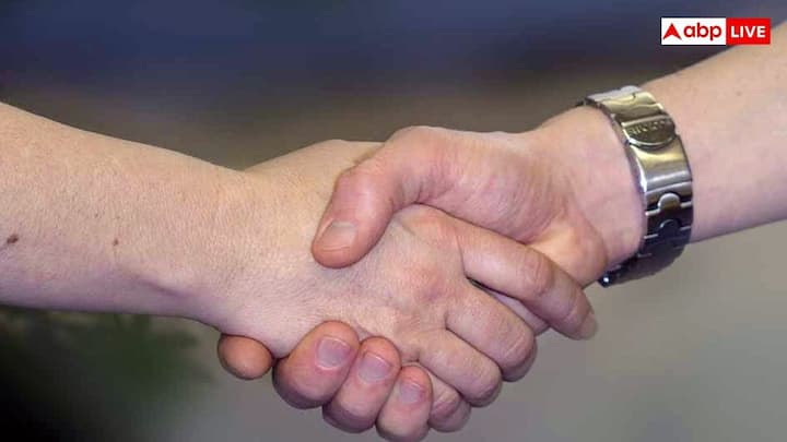 हाथ मिलाने का सबसे पुराना रिकॉर्ड 9वीं सदी ईसा पूर्व का है. एक पत्थर के नक्काशी में असीरिया राजा शलमनेसर III  को बेबीलोन के शासक मर्दुक जाकिर शुमी I के साथ हाथ मिलाते हुए दिखाया गया है.