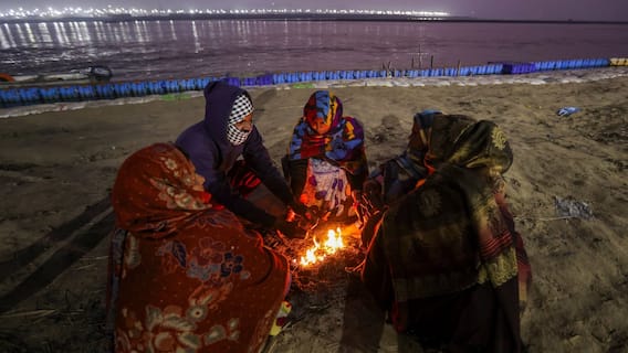 UP Weather Today: यूपी में कड़ाके की ठंड का कहर, आज 19 जिलों में घने कोहरे और शीत दिवस का रेड अलर्ट