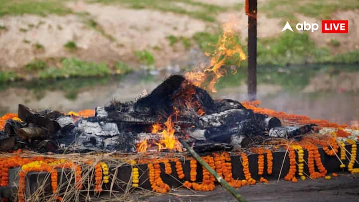 अधिकतर हिंदूओं का मानना है कि, इंसान मौत और पुनर्जन्म के एक चक्र से गुजरता है, जिसे संसार या पुनर्जन्म कहते हैं. इसान दूसरे शरीर और यहां तक की किसी जानवर के रूप में भी दोबारा पैदा हो सकता है. कुछ हिंदूओं का मानना है कि, इंसान मोक्ष के सहारे पुनर्जन्म के चक्र से मुक्ति पा लेता है.