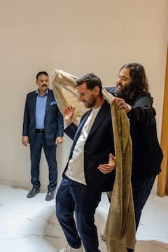 Lionel Messi Vantara : कपाळावर गंध, गळ्यात रुद्राक्षांची माळ, अंबानींच्या वनतारात मेस्सी महादेवाचा भक्त झाला, पाहा शंकराच्या पिंडीवर दुग्धाभिषेक करतानाचे PHOTOS