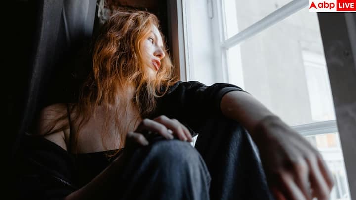 পিরিয়ডের সময়ে খুব জরুরি শরীরকে হাইড্রেটেড রাখা অর্থাৎ শরীরে যেন পর্যাপ্ত জল থাকে। বেশি করে জল পান করার পাশাপাশি, ঋতুস্রাবের সময় পাতে রাখুন শশা, জামরুল, তরমুজের মতো ফল বা সবজি যেগুলি খেলে শরীরে জলের পরিমাণের সঠিক ভারসাম্য বজায় রাখা যায়।