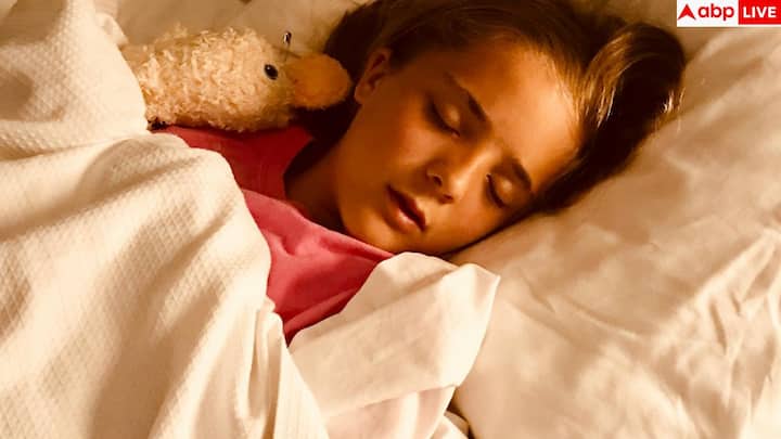 योग सिर्फ कसरत नहीं, बल्कि सांस और शरीर के संतुलन का अभ्यास है. यही वजह है कि इससे तनाव कम होता है और दिमाग शांत रहता है. सही योगा पोज करने से बिस्तर पर लेटते ही नींद जल्दी आने लगती है