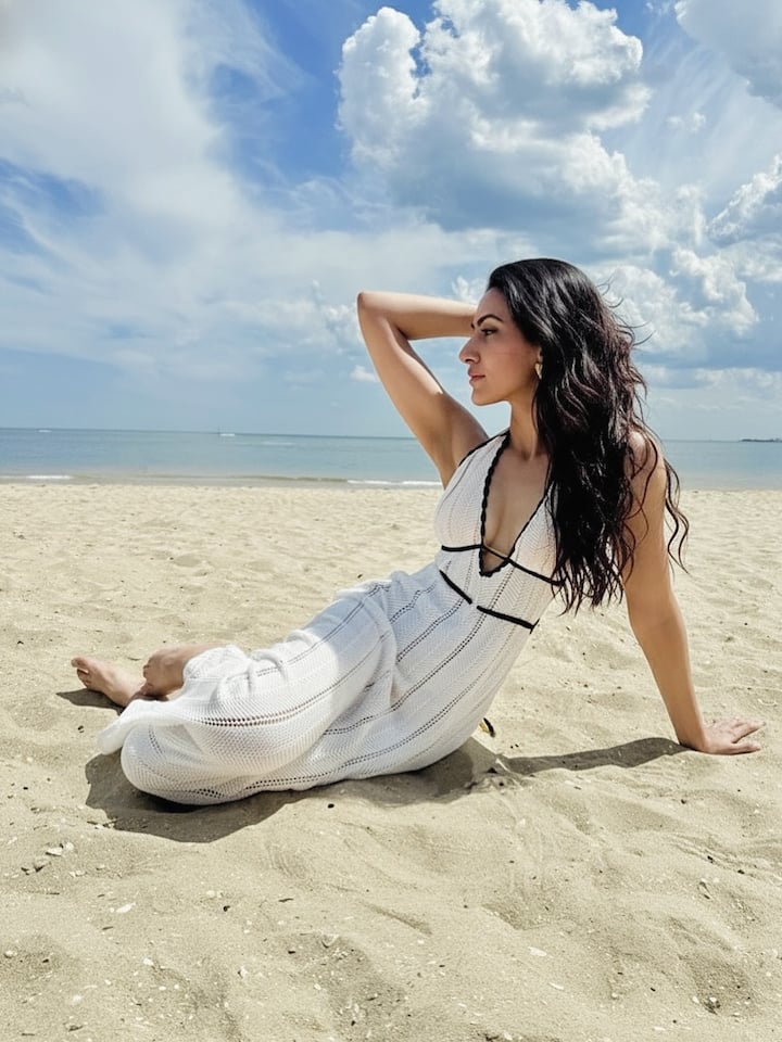 नीलम उपाध्याय ने अपने इंस्टाग्राम पर ऑस्ट्रेलिया के मेलबर्न से अपनी ग्लैमरस तस्वीरें पोस्ट की हैं. इन फोटोज पर फैंस का दिल अटक गया है.