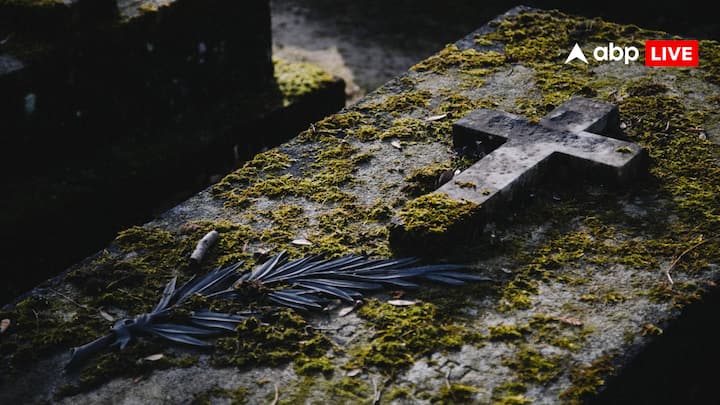 ईसाई धर्म हमें बताता हैं कि, मौत अंत का प्रतीक नहीं, बल्कि मरने के बाद नई जिंदगी मिलने का है. ईसाई धर्म के लोग मानते हैं कि, हर प्राणी में आत्मा निवास करती है और मरने के बाद भगवान उनका न्याय करेंगे. बहुत से लोगों का मानना है कि, आप या तो स्वर्ग जाते हैं या नर्क.