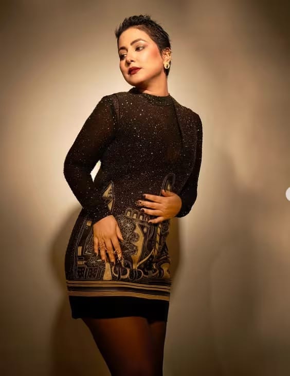 सुनहरी कढ़ाई वाली यह काली मिनी ड्रेस हिना के लुक को और भी क्लासी बनाती है। अगर आपको ट्रेंडी स्टाइल पसंद हैं जो पार्टी के लिए एकदम तैयार लुक देते हैं, तो यह ड्रेस आपके लिए ही बनी है। अगर आप आने वाले साल को आत्मविश्वास और निडरता के साथ जीना चाहती हैं, तो यह आउटफिट आपके लिए ही बना है।