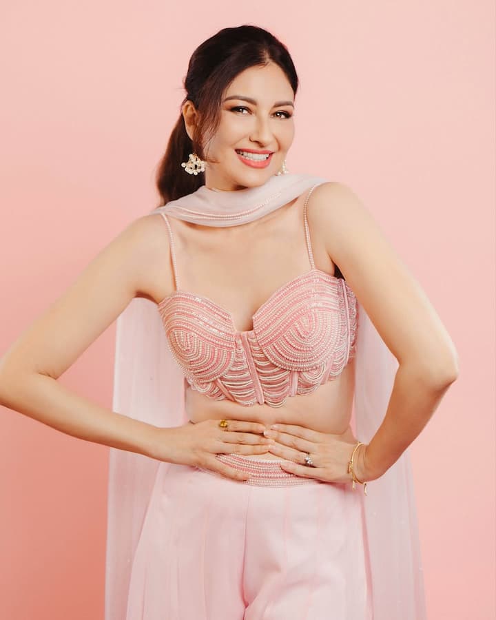 'भाबीजी घर पर हैं' फेम सौम्या टंडन ने 'धुरंधर' फिल्म में रहमान डकैत यानी अक्षय खन्ना की वाइफ उल्फत हुसैन की भूमिका निभाई है.