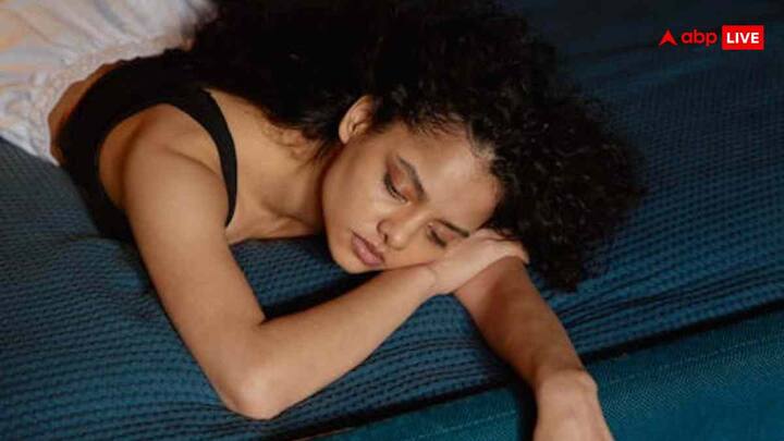 मोजे लंबे समय तक पहनने से पैर की त्वचा में फंगल या बैक्टीरियल संक्रमण हो सकता है. खासकर जाड़े में अगर मोजे सूख नहीं पाते हैं, तो संक्रमण की संभावना बढ़ जाती है.