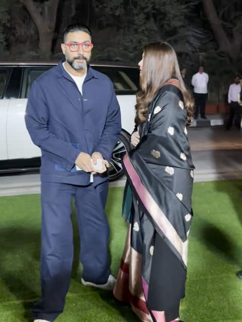 अभिषेक बच्चन ब्लू कलर का आउटफिट पहने बहुत हैंडसम लग रहे थे. इसके साथ वो व्हाइट स्नीकर्स पहने भी दिखाई दिए.