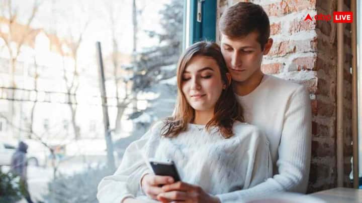 रिश्ते की सबसे मजबूत नींव ईमानदारी है. झूठ बोलने से चाहे छोटी बात ही क्यों न हो, रिश्ते में दरार पड़ सकती है. इसलिए हमेशा सच बोलें और अपने पार्टनर की भावनाओं का सम्मान करें.ईमानदारी से विश्वास बढ़ता है और प्यार गहरा होता है.