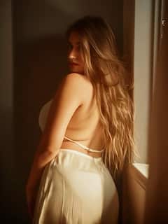 એક્ટ્રેસ સિમરન નેરુરકરે બેકલેસ આઉટફિટમાં કરાવ્યું ફોટોશૂટ