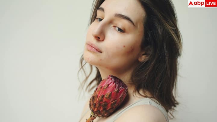 अगर त्वचा या आंखों के सफेद हिस्से में पीलापन नजर आए, तो इसे सिर्फ थकान समझकर नजरअंदाज नहीं करना चाहिए. यह पीलिया हो सकता है, जो लिवर से जुड़ी समस्या की ओर इशारा करता है. बड़ों में यह लक्षण दिखे तो जांच कराना जरूरी माना जाता है.