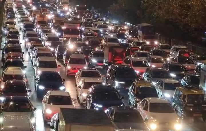 पश्चिम द्रुतगती महामार्गावर वांद्रे कडून अंधेरीचे दिशेने जाणारा मार्गावर मागील एक ते दीड तासापासून मोठी वाहतूक कोंडी निर्माण झाली आहे